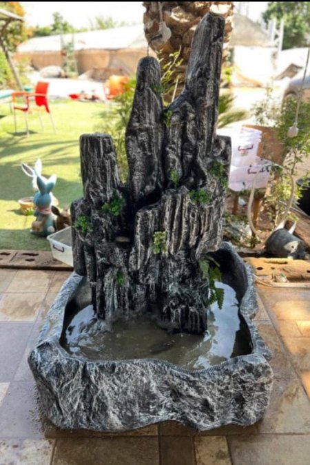 نافورة الصخور الطبيعية